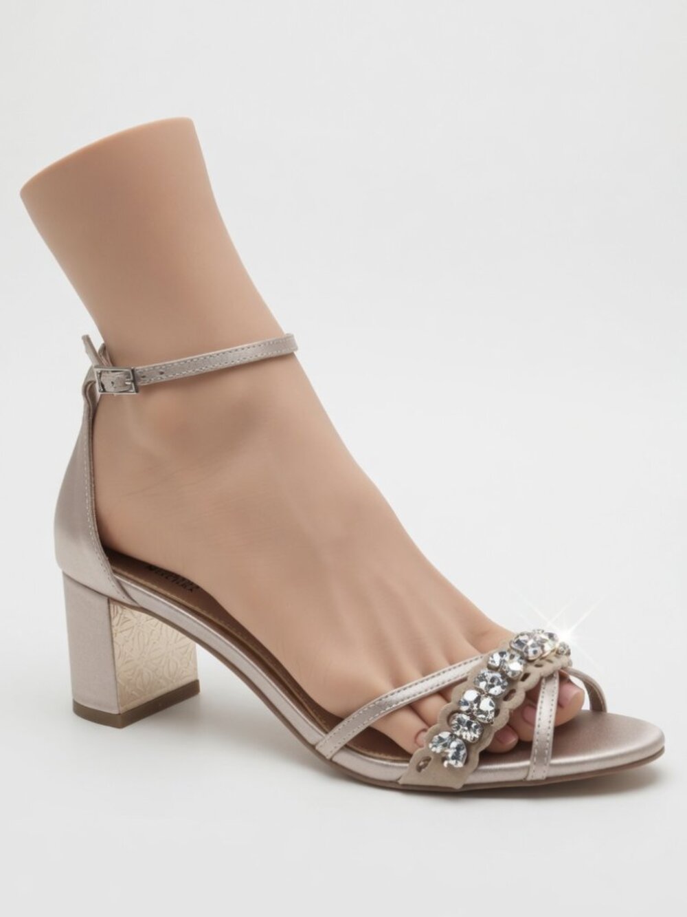 Jewel by Badgley Mischka Giona Embellished Evening Shoe Champagne US Size 7